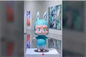 一只LABUBU拍出108万元，光佣金就16万多元！至于买家身份……图片