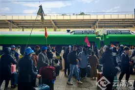 新春走基层 | 越南游客乘动车冬游轿子雪山图片