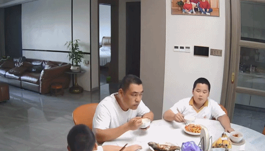 清远小孩哥地震“干饭”爆火，本人回应：以后一定快跑图片