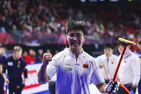中国男子冰壶队8比2击败美国队，循环赛两连胜图片