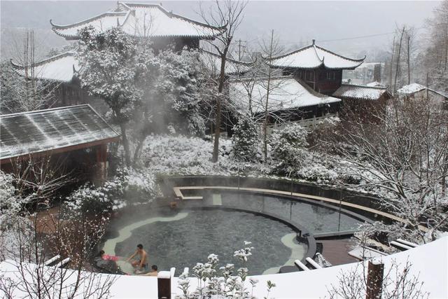 【超级福利】1小时直达成都“小瑞士”！冰雪徒步/雪地魔毯/音乐会/NPC巡游……