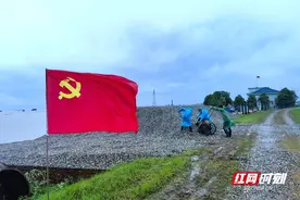 汉寿县坡头镇纪委：坚守一线紧盯防汛重点部位 确保防汛道路通畅图片