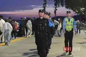 清晨5:30，他们已到武汉东湖凌波门保护看日出游客的安全图片