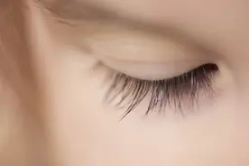 “过年三件套”受追捧，女大学生“睫毛精”变“辣眼睛”……医生提醒图片