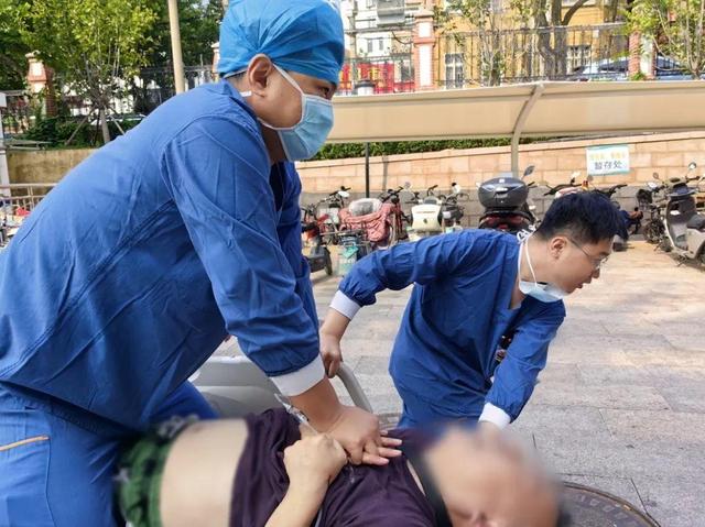 “男”丁格尔救助心脏骤停患者