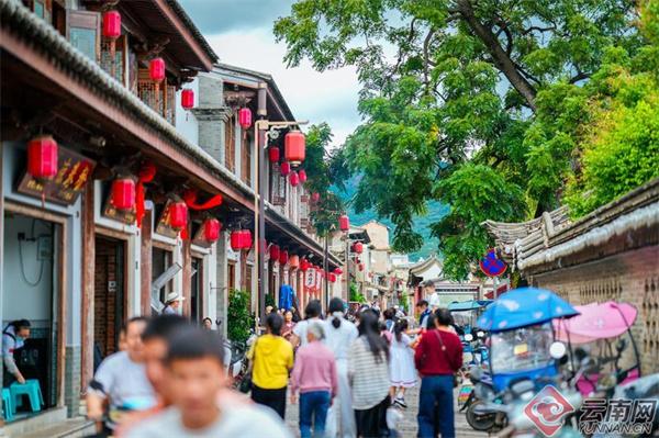 云南石屏：多彩文旅活动受青睐 “宝藏小城”节日人气旺