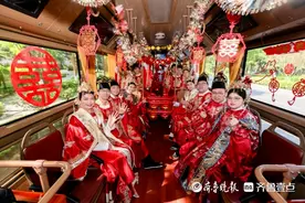 践行文明婚俗新礼仪，30对新青岛人举办中式集体婚礼图片