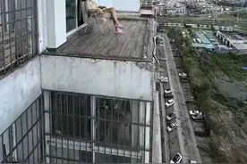 台风“摩羯”卷走阳台窗户女孩淡定照出圈，当事人：家在18楼，人没事就好图片