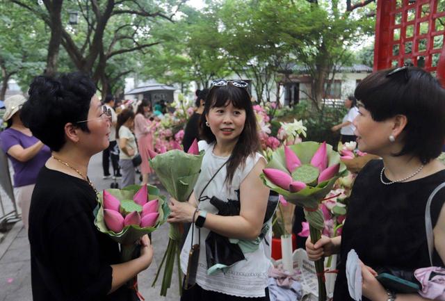 江苏苏州：荷花市集热闹非凡