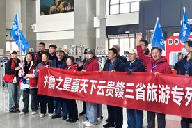 青岛2025年首趟“银发旅游专列”在城阳启程图片