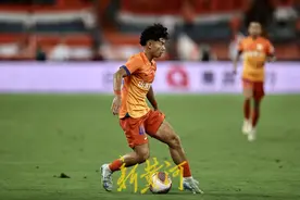 何小珂第一次首发，泰山队上半场0:0武汉三镇图片