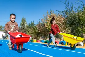 新操场落地！河南日报携手美团与壹基金“童心筑梦”映天山图片