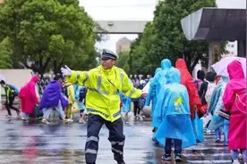 “护学”背后，是千万次的奔跑——记全国“诚信之星”灌云县公安局交警大队辅警侍东亮图片