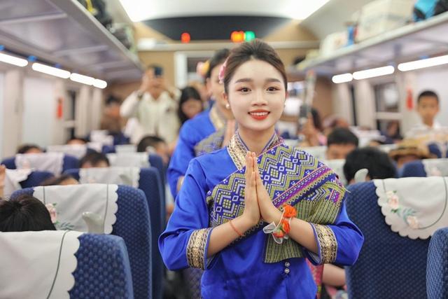 川观夜读丨让“小神兽”乐享暑假；赛里木湖迎来暑期旅游旺季；美国“恶魔岛”一瞥