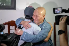 长沙交警帮车祸受伤大爷找家人，挨骂后还被拉黑？背后故事好笑又好哭图片