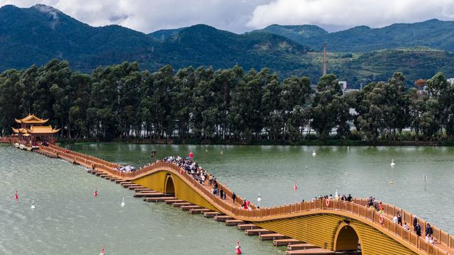 昆明：东风坝开合浮桥正式对市民开放