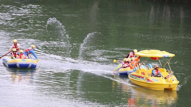 黄果树小黄鸭漂流：亲子游玩新选择 夏日欢乐不停歇