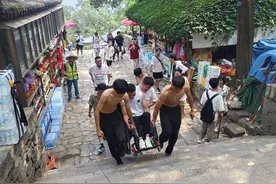 高位截瘫男子梦想登泰山，6名陌生小伙抬轮椅帮他实现愿望图片