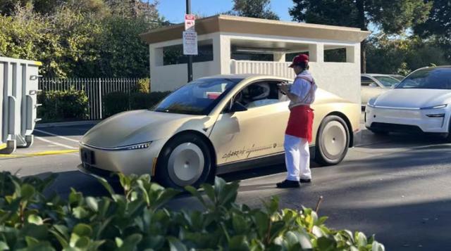 马斯克剧透特斯拉四款AI芯片，无人出租拿掉方向盘明年量产，即将国内首秀