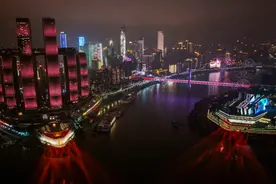 火出圈！重庆“两江四岸”夜景灯光秀璀璨开演，无人机“数字烟花”点亮山城夜空图片