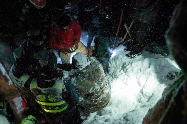 特写：守望“地球最深秘境”的藏蓝身影