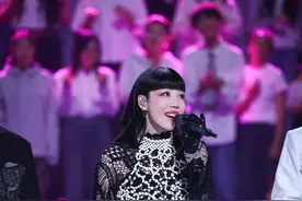 化身“吉普赛女郎”，《时光音乐会4》何洁首秀舞蹈图片