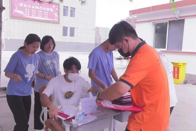 2025年首批高考录取通知书火热派送中