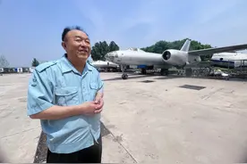 北京南郊有个“飞机窝”，老机械师带人在这里复原老飞机图片