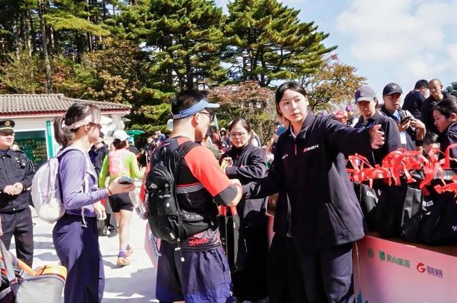 参赛选手激情攀登，工作人员实力 “护驾”——2025年第二十一届中国黄山登山大会侧记