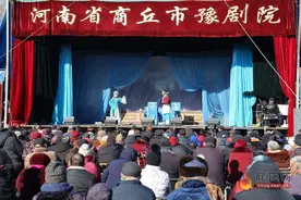 商丘市豫剧院“舞台艺术送基层”演出活动走进花卉市场图片