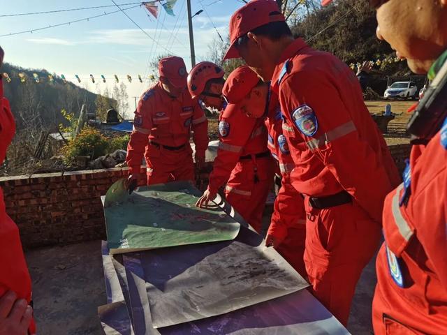 30岁男子河南辉县深山失联37天，车停在农家乐门口，人不知所踪！父亲：他从小喜欢探险，看到危险的地方还想拍照留念，朋友都劝不住