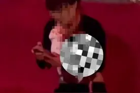 沈阳一舞厅内发生持刀伤人事件，现场有受伤女子被抬上救护车，当地警方回应图片
