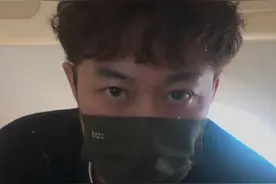 陈奕迅厦门演唱会上跟歌迷道歉：感染了细菌，我会尽力图片