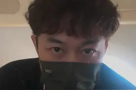 陈奕迅厦门演唱会上跟歌迷道歉：感染了细菌，我会尽力图片