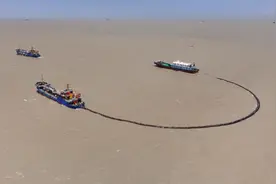 上海大芦线东延伸航道整治工程开展水上交通综合应急演练图片