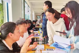 烟台首场秋季校招会举办，百企进校掀“抢人大战”图片