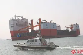 全球第三大半潜船在宁德装载14艘“福建造”船舶前往几内亚图片