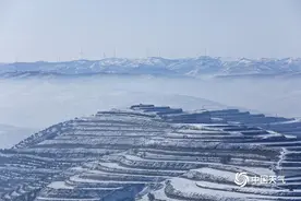 甘肃定西：晨雾绕远山 雪后梯田美若大地纹理图片