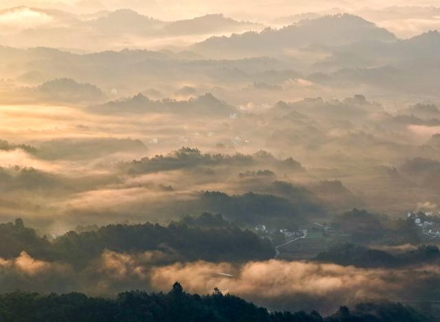 安徽休宁:齐云山晨雾如画