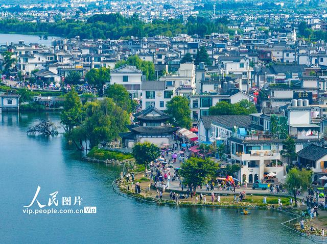 云南大理：洱海生态廊道游人如织