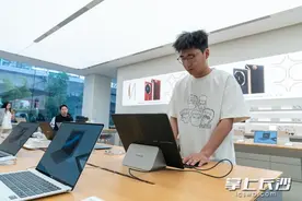 华为鸿蒙折叠屏电脑来了！记者线下实测→图片