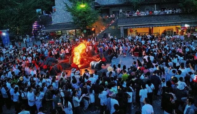 金秋有礼 绵阳有你 ‖ 九寨沟/黄龙下一站直接冲！九皇山篝火狂欢+羌族天团NPC，九绵高速顺路嗨！