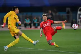 （体育）足球——中超：河南俱乐部酒祖杜康不敌武汉三镇图片