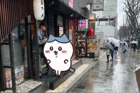 网友在日本偶遇邓超孙俪一家游玩,餐厅外雨中撑伞驻足图片