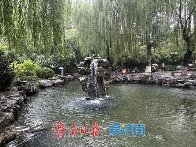 一年四季 泉在济南丨秋雨添韵，“月牙飞瀑”引人瞩目