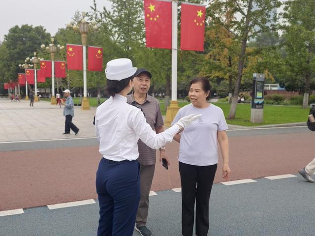 国庆江滩暖意浓！女子星级服务队以优质服务护航文明旅游