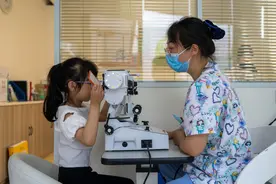 从患儿母亲到视训师，她用母爱书写光明图片