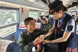 G2181/4次列车温馨服务新兵战士图片