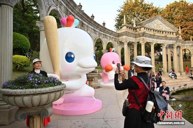 广州云台花园变身“大湾鸡主题乐园”