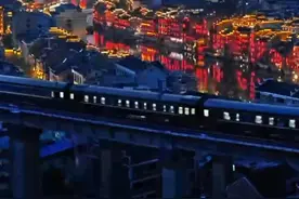 列车经过这里，旅客突然惊呼：“哇！”图片